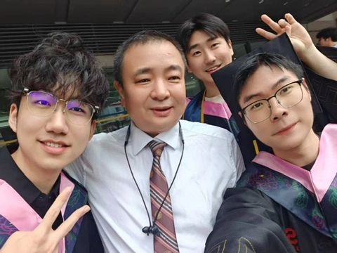 S26毕业合照:海博在后排,校长在中间,两位同学在左右,人物说明由海博提供